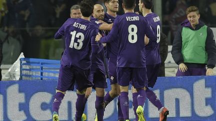 La joie des joueurs de la Fiorentina autour de Borja Valero (ANDREAS SOLARO / AFP)