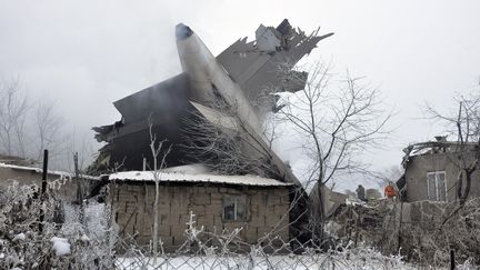 Débris de l'avion-cargo turc qui s'est écrasé sur le village de&nbsp;Datcha-Souou, au Kirghizstan, lundi 16 janvier 2017.&nbsp; (NEZIR ALIYEV / ANADOLU AGENCY / AFP)