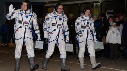 L'Am&eacute;ricain Terry Virts, le Russe Anton Chkaplerov et l'Italienne&nbsp;Samantha Cristoforetti avant leur d&eacute;part pour l'ISS, en novembre 2014. (ALEXEY FILIPPOV / RIA NOVOSTI / AFP)