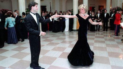 La princesse Diana dance avec l'acteur John Travolta, lors d'un dîner à la Maison Blanche, le 9 novembre 1985. (PETE SOUZA/NEWSCOM/SIPA / SIPA USA)