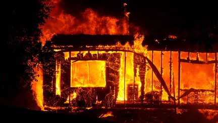 Une maison ravagée par les flammes, dans le comté de Sonoma, en Californie (Etats-Unis), le 25 octobre 2019. (NEAL WATERS / ANADOLU AGENCY / AFP)