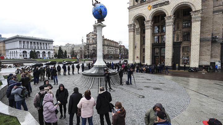 Des Ukrainiens patientent devant un bureau de poste de Kiev, le 18 avril 2022, afin d'acquérir des timbres et de célébrer la destruction du croiseur russe "Moskva". (METIN AKTAS / ANADOLU AGENCY / AFP)