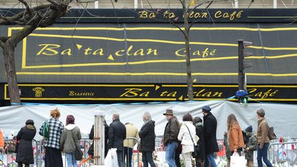 Des passants se recueillent devant le Bataclan, le 12 décembre 2015, un mois après les attentats de Paris.&nbsp; (WINFRIED ROTHERMEL / PICTURE ALLIANCE / AFP)