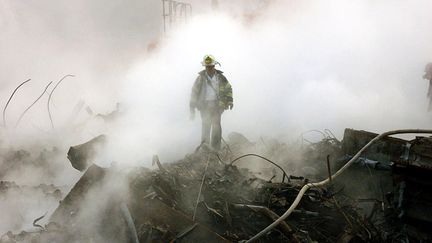 Un pompier dans les décombres d'une tour du World Trade Center le 11 octobre 2001, un mois après sa destruction dans un attentat. (LOS ANGELES TIMES / AFP)