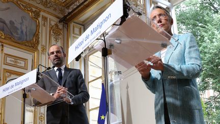 Le Premier ministre Edouard Philippe et la ministre de la Transition écologique et solidaire (en charge des Transports) Elisabeth Borne, à l'Hôtel Matignon à Paris le 25 mai 2018 (JACQUES DEMARTHON / AFP)