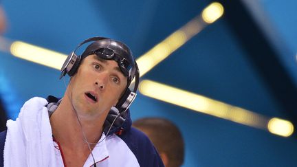 Le champion&nbsp;Michael Phelps se pr&eacute;pare en musique avant la demi-finale du 200 m &nbsp;papillon, le 30 juillet. (TOBY MELVILLE / REUTERS)