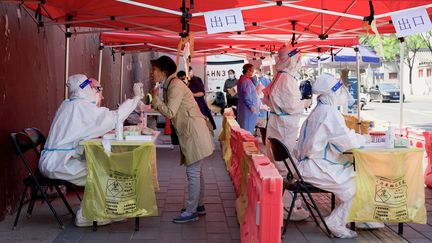 A Pékin, les autorités sanitaires renforcent les restrictions contre le Covid. (NOEL CELIS / AFP)