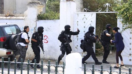 Les forces anti-terroristes tunisiennes interviennent, le 25 mai 2015, après une fusillade sur une base militaire de Tunis (Tunisie).&nbsp; (ZOUBEIR SOUISSI / REUTERS)