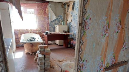 Les habitants de Druzhnya&nbsp;ont vécu sous occupation russe pendant un mois et cinq jours, subissant violences et humiliations au quotidien, comme ici dans la maison de Nadiatcha. (JEREMY TUIL / RADIO FRANCE)