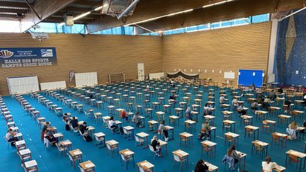 Salle d'examen pour le concours de première année commune aux études de santé à Reims en temps de pandémie de coronavirus, le 22 juin 2020. (STÉPHANE MAGGIOLINI / FRANCE-BLEU CHAMPAGNE)