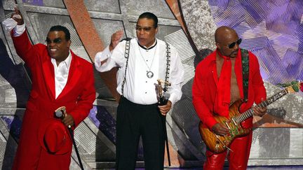 Rudolf Isley(au centre), entouré de ses frères Ron (à gauche) et Ernie avec qui il formait le groupe musical The Isley Brothers, sur scène lors de la cérémonie des Black Entertainment Awards 2004 qui s'est tenue au Kodak Theatre le 29 juin 2004 à Hollywood, (KEVIN WINTER / GETTY IMAGES NORTH AMERICA)