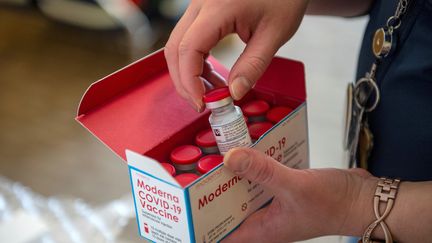 Une boite de doses du vaccin Moderna déballée&nbsp;par une infirmière&nbsp;à Boston&nbsp;(Massachusetts), le 24 décembre 2020. (JOSEPH PREZIOSO / AFP)