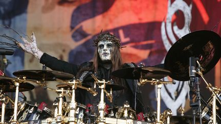 Joey Jordison, grimé et masqué derrière sa batterie, lors d'un concert de Slipknot à Castle Donington (Angleterre) le 13 juin 2009. (JO HALE / GETTY IMAGES EUROPE)