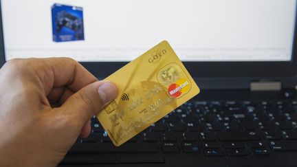 On achète de plus en plus en ligne avec son ordinateur et sa carte bancaire. (MAXPPP)