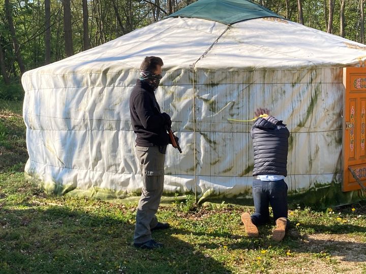 En région parisienne, des policiers et des gendarmes participent à un stage avant de partir en mission dans des pays&nbsp;sensibles, en mai 2021. (DAVID DI GIACOMO / RADIO FRANCE)