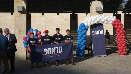 En Israël, une bannière de soutien à Donald Trump en hébreu (MENAHEM KAHANA / AFP)