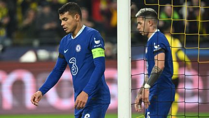 Les joueurs de Chelsea Thiago Silva et Enzo Fernandez après le but du Borussia Dortmund lors du huitième de finale aller de la Ligue des champions au Signal Iduna Park, le 15 février 2023. (INA FASSBENDER / AFP)