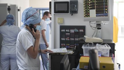 Des soignants travaillent dans le service de réanimation de l'hôpital Emile Muller à Mulhouse (Haut-Rhin), le 23 juillet 2021. (SEBASTIEN BOZON / AFP)