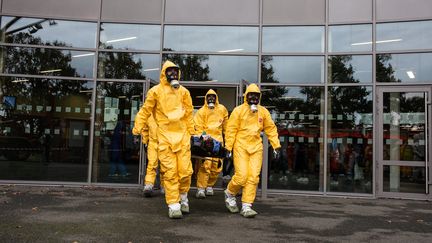 Une simulation d'attaque à l'arme chimique en France, le 6 novembre 2019. (JEREMIE LUSSEAU / HANS LUCAS / AFP)