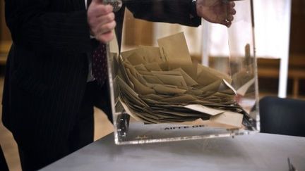 Urne dans un bureau de vote. (JEFF PACHOUD / AFP)