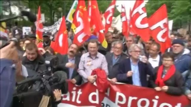 Loi du travail : les leaders syndicaux de la CGT et FO en tête de manif à Paris