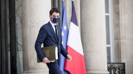 Le porte-parole du gouvernement Gabriel Attal à la sortie du Conseil des ministres à l'Elysée mercredi 3 mars 2021. (ARTHUR NICHOLAS ORCHARD / HANS LUCAS)