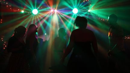 Alors que l'on d&eacute;nombrait pr&egrave;s de 4 000 discoth&egrave;ques dans les ann&eacute;es 1980, il n'en reste plus que 2 200 sur l'ensemble du territoire. (CAREY RUSSELL / FLICKR / GETTY IMAGES)