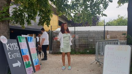 Gabrielle, salariée de la boutique, attend les participants à l'entrée du Kilomètre 25. Paris, le 11 août 2021 (LEELA BADRINATH)