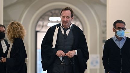 L'avocat de Cédric Jubillar, Alexandre Martin,&nbsp;marche dans la cour d'appel de Toulouse (Haute-Garonne), le 16 novembre 2021. (LIONEL BONAVENTURE / AFP)