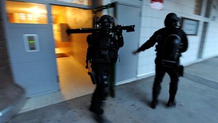 Des membres du GIPN et du Raid interviennent dans le quartier de la Villeneuve à Grenoble, le 4 août 2010 (AFP/JEAN-PIERRE CLATOT)