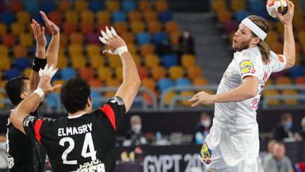 Le maître à jouer danois Mikkel Hansen face au mur égyptien lors du quart de finale du Mondial (MOHAMED ABD EL GHANY / POOL / AFP) (MOHAMED ABD EL GHANY / POOL)