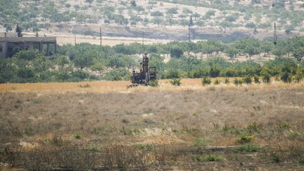 Une photo de positions d&eacute;truites du groupe Etat islamique dans la province d'Alep (Syrie), prise depuis la Turquie, le 31 juillet 2015. (ENSAR OZDEMIR / ANADOLU AGENCY / AFP)