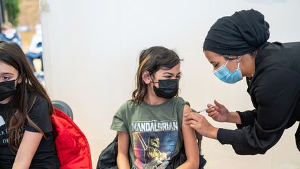 Un enfant reçoit une injection d'un vaccin contre le Covid-19 dans un centre à Champigny-sur-Marne (Val-de-Marne), le 22 janvier 2021. (ALINE MORCILLO / HANS LUCAS / AFP)