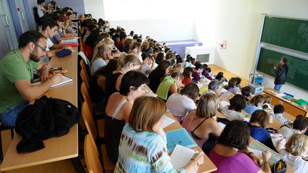 Des étudiants de la faculté de lettres de l'université de Nantes, en 2009. (FRANCK DUBRAY / MAXPPP)