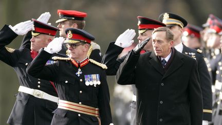 David Petraeus&nbsp;lors d'une visite officielle &agrave; Camberley (Royaume-Uni), le 16 d&eacute;cembre 2011. (GETTY IMAGES)