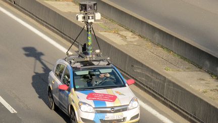 Une voiture de Google Street View sur le p&eacute;riph&eacute;rique parisien, le 18 novembre 2011. (MAXPPP)