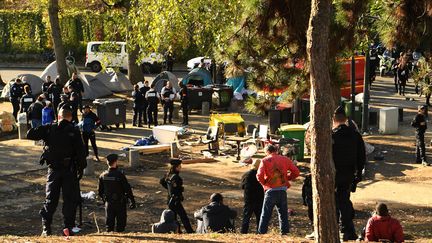 Le campement du square Forceval, dans le nord-est de Paris, où se rassemblent des consommateurs de crack, a été démantelé mercredi 5 octobre par les forces de l'ordre. (BERTRAND GUAY / AFP)