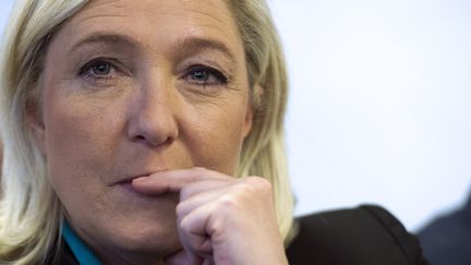 La pr&eacute;sidente du Front national, Marine Le Pen, &agrave; Paris, lors d'une conf&eacute;rence de presse le 12 octobre 2013 pour le lancement d'un groupe d'enseignants pro-Fn, le "Collectif racine". (LIONEL BONAVENTURE / AFP)