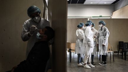 Le personnel soignant rassemblé dans un centre de dépistage du Covid-19 dans le quartier du Bacalan à Bordeaux (Gironde), le 23 mai 2021. (PHILIPPE LOPEZ / AFP)