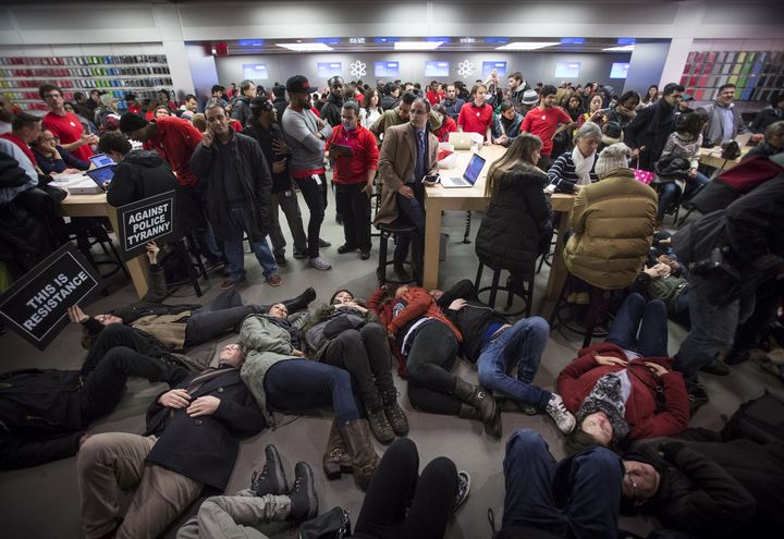 Des manifestants organisent un "die-in" dans un Apple Store de New York (Etats-Unis), le 5 d&eacute;cembre 2014. (ANDREW KELLY / REUTERS)