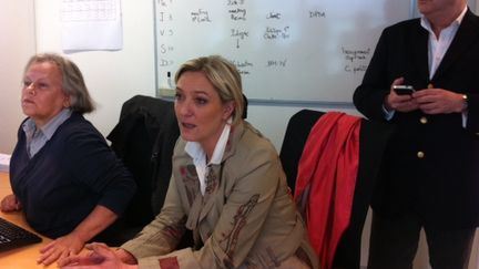 Marine Le Pen dans les locaux de Francetv2012 lors du chat (FTV)