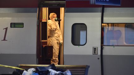 La police inspecte le train après la tentative d'attentat, à la gare d'Arras, le 21 août 2015. (PHILIPPE HUGUEN / AFP)