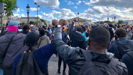 Lors de la manifestation place de la Concorde à Paris&nbsp;en hommage à George Floyd&nbsp;et&nbsp;contre le racisme et les violences policières, le 6 juin 2020. (MATTHIEU MONDOLONI / FRANCEINFO)