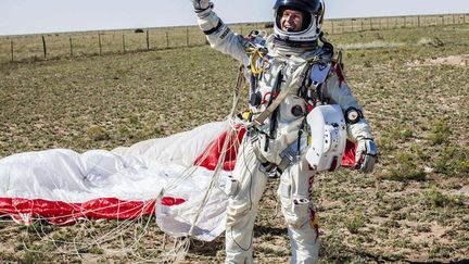 Felix Baumgartner a &eacute;galement battu deux autres records du monde : celui de la plus haute altitude atteinte par un homme en ballon, et le record du plus haut saut en chute libre. (BALAZS GARDI / RED BULL / AP / SIPA)