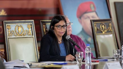 La présidente de l'assemblée nationale constituante du Venezuela, Delcy Rodriguez,&nbsp;s'exprime devant un portrait de l'ancien président Hugo Chavez, le 5 août 2017 à Caracas (Venezuela). (MARCO BELLO / REUTERS)