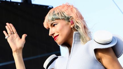 L'autrice et chanteuse du groupe L'Impératrice Flore Benguigui, au festival Coachella (Californie, Etats-Unis), le 19 avril 2024. (ARTURO HOLMES / GETTY IMAGES NORTH AMERICA)