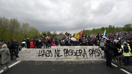 Les manifestants ont construit un mur sur la RN126, à Saïx, le 22 avril 2023. (LAURENT DARD / MAXPPP)