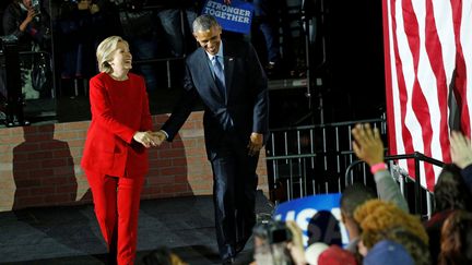 L'ancien président des Etats-Unis, Barack Obama, et l'ancien candidate démocrate à l'élection présidentielle, Hillary Clinton, le 7 novembre 2016 à Philadelphie, en Pennsylvanie (Etats-Unis).&nbsp; (KEVIN LAMARQUE / REUTERS)