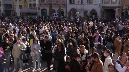 Dimanche 24 octobre, à Mulhouse, dans le Haut-Rhin, s’est tenue une marche blanche en hommage à Dinah, une adolescente de 14 ans. Victime de harcèlement, elle a mis fin à ses jours le 5 octobre. (France 3)