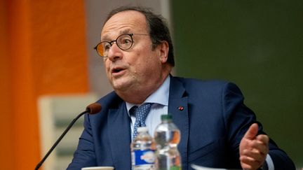 L'ancien président de la République, François Hollande, le 23 janvier 2023 à Nantes (Loire-Atlantique). (ESTELLE RUIZ / HANS LUCAS / AFP)